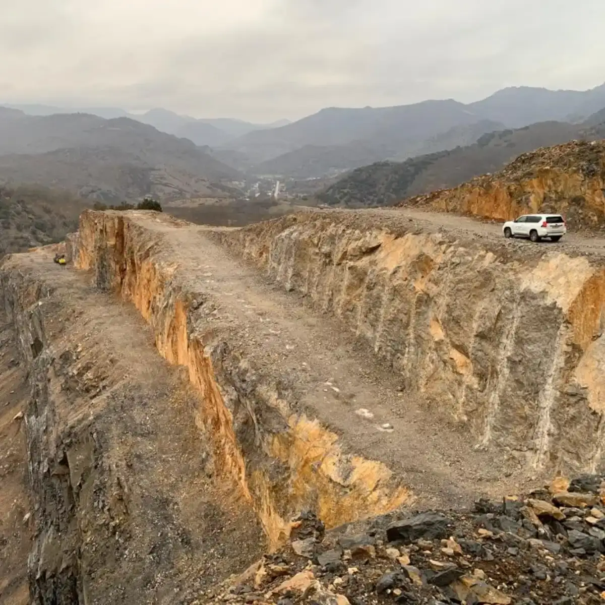 Hormigones Robles - Coche recorriendo gravera